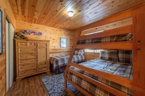 Knotty Pine Family Cabin (Tahoe Donner) - Dogs Welcome!!!