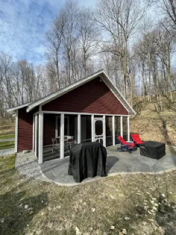 Cute cabin in our private woods, close to a bike trail, winery, and lakes
