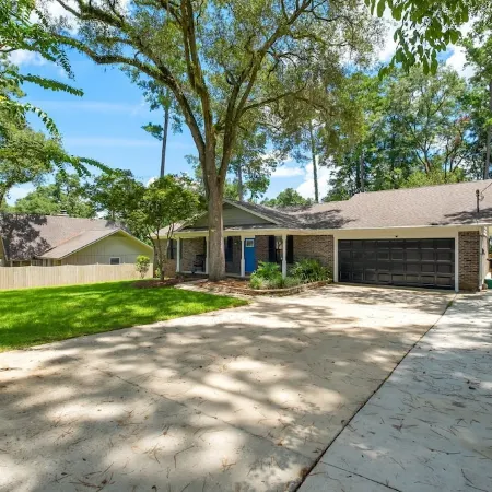 Beautiful Cozy Pool Oasis, 3/2 Heated Pool Home, Fenced, Pet Friendly, King Bed