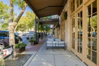Historic luxury condo 10 min drive to Pensacola Beach and Naval Air Station