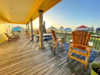 Crystal Beach 3Br Retreat with Hot Tub, Fire Pit and Beach Access