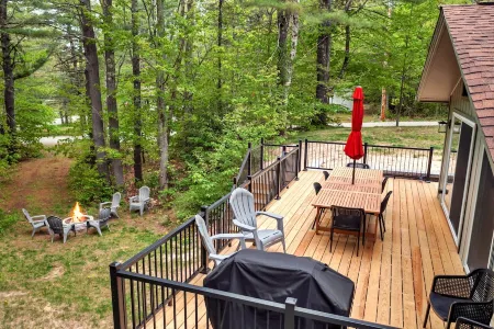 Cozy, Pet-Friendly Escape Near Lake & Mountains Отели рядом с достопримечательностью «Gunstock Mountain Resort»