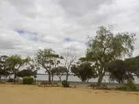 Lake Bonney Views - Cabin Retreat Hotels in Barmera