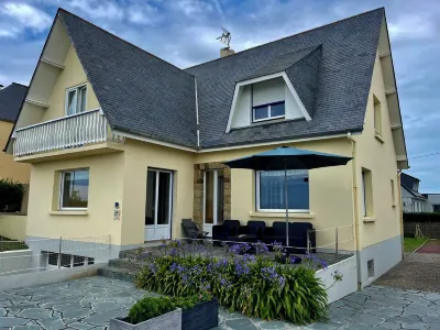 Villa facing sea and beach (7 pers. + 1 baby) Hotels near Point de vue
