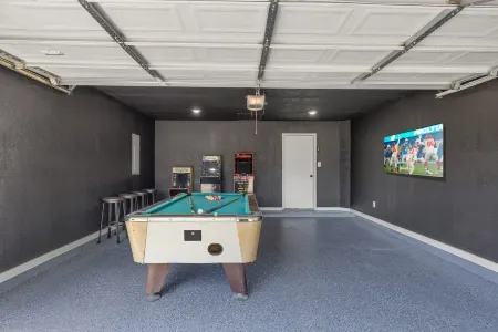 4.8 miles to Kyle Field, with game room!