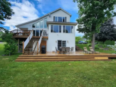 Relax by "The Water's Edge enjoy amazing views and year round fun! 6BR/3.5BA Hotels in Castleton