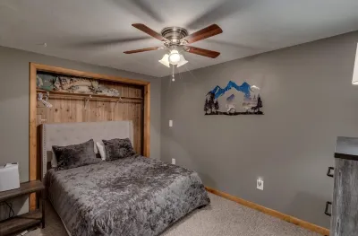 Black Bay Chalet- Lake Front Home with Magnificent Views 이스트 엔드 워터프런트 파크 & 보트 론치 주변 호텔