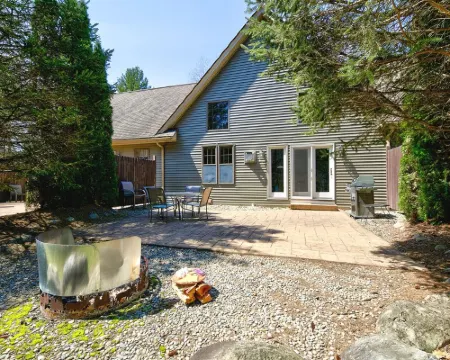 Bear Den - scenic Adirondack cabin escape + lake access โรงแรมในFulton County