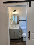 New Luxury 1BR Cottage in Downtown Auburn!