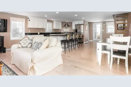 Magnificent Waterfront Home with Pool Отели рядом с достопримечательностью «Beach Access Point»