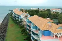 Absolute Beachfront With Exclusive Rooftop Hôtels à : 