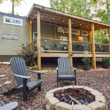 Mountain Abode Tiny House: Your Perfect Getaway Surrounded by Nature
