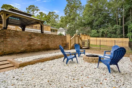 Airy 5br home w/pool, outdoor living, game room Отели рядом с достопримечательностью «Университет Юг Алабама»