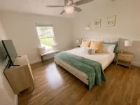 Charming 4-bedroom Cottage- BEST LOCATION & BACKYARD