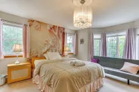 Cozy 4-bedroom house in enchanting Bushkill with private hot tub & game room