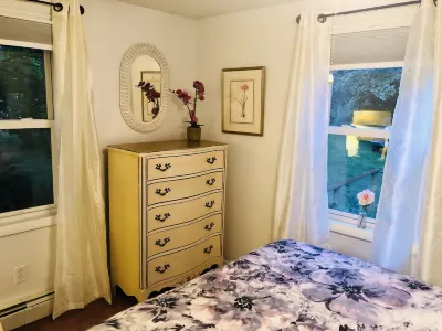 Charming 1 bedroom apartment close to downtown shopping, restaurants and beaches