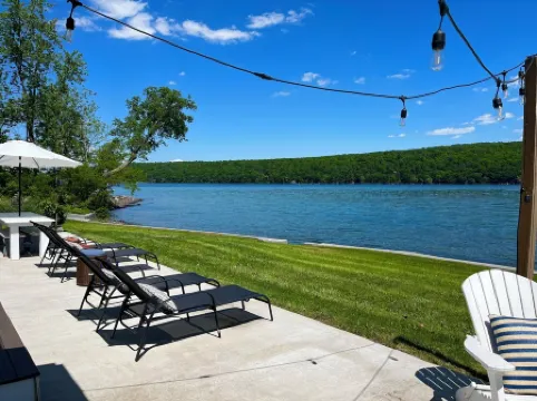 Birchwood Cottage - 200ft of Lake Beach-Fully flat lot -Private Driveway