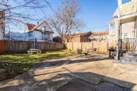 The B&W Haven 5BR Home with yard theater + Office Bridgeport Public Library Main Branch附近的飯店