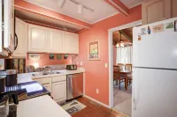 Pet Friendly, 3Br2BA. Walk or Trolley to Beach. Pool, Pickleball, Gym. BethWest