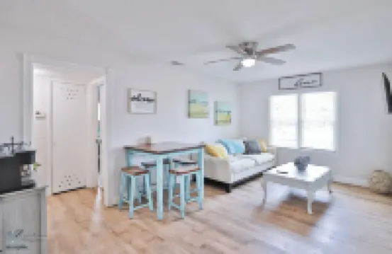 Near Hsu, Acu & Hendrick ~ Clean ~ Charming Cottage  ~ New Discounts ~ Pets