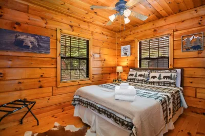 Mountain Views, Hot Tub, Fire pit, Game room, Close to town!