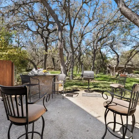 Luxury retreat in prime location close to entertainment, restaurants & shopping