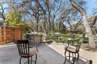 Luxury retreat in prime location close to entertainment, restaurants & shopping