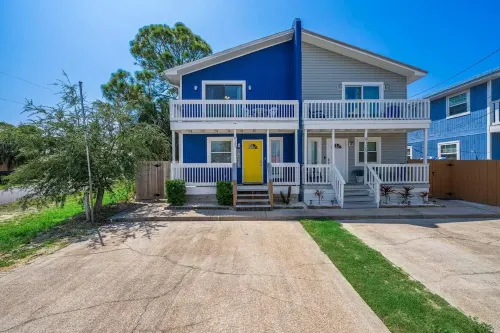 Townhome 5 Minutes Walk to the Beach & Free Golf Cart. Fenced Backyard.