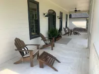 SOUTHERN LIVING! Newly renovated! Private with Mountain views-sleeps 16