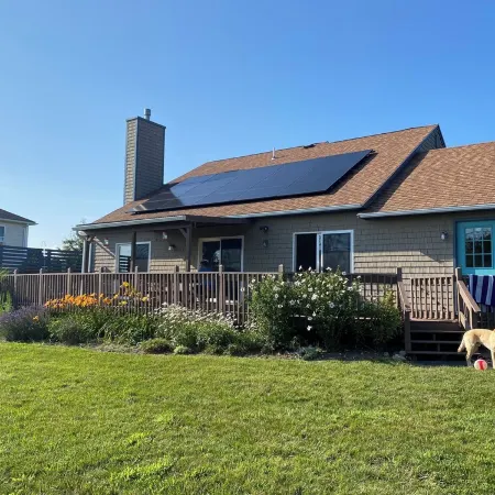 Spacious beach house with front and back yards, short walk to Scarborough beach Отели рядом с достопримечательностью «Маяк Пойнт-Джудит»