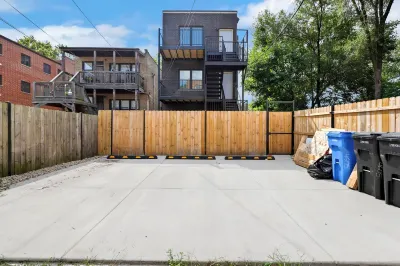 LuxHome up to 6 guests in Chicago; WiFi, AC, Heat, Security cams, Downtown 8mins Hotels in Bronzeville