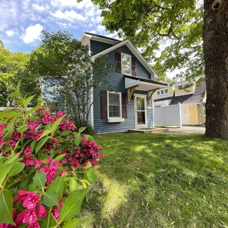 DT Bar Harbor,2 King Beds & Decks, Parks 3 Small Cars, Town Pickleball Ct @ Back