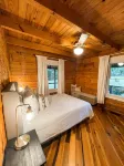 Waverly Lakehouse - private cabin, lake view, close to Old Waverly/Mossy Oak