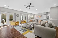 Golden Retreat: Central Bliss for Family & Friends Fun