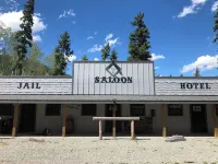 Quiet and comfortable western inspired space full of aspen trees and deer!