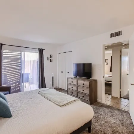 Cool & Comfy Tempe Townhome - Walk to Sloan Park, min to ASU, Town Lake or Mill!