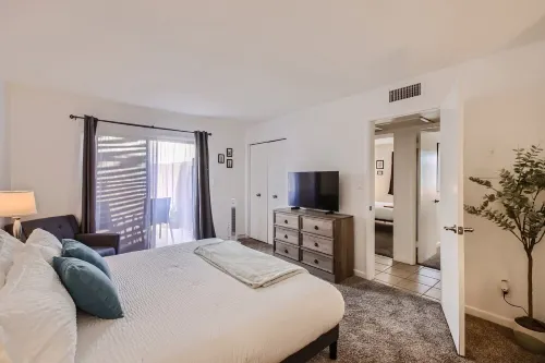 Cool & Comfy Tempe Townhome - Walk to Sloan Park, min to ASU, Town Lake or Mill!