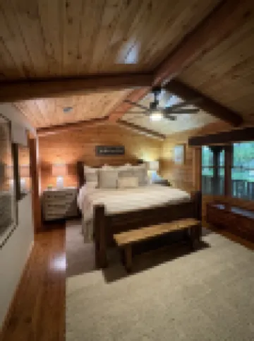 Beautiful, cozy lakehouse w/ guesthouse, amazing outdoor living & boathouse!