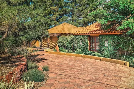 Majestic Escape: Oak Creek Waterfront! Pool, Spa, Sauna, Gym, Sleeps 22! Отели рядом с достопримечательностью «Хорсин Араунд Адвенчерс Седона»