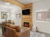 Cozy retreat near Sandpoint, Idaho. Close to Downtown, the lake and skiing. Hotels in Ponderay