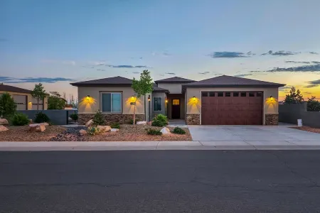 Adventure House+Hot Tub+Yard+Garage+Sleeps 8 Отели рядом с достопримечательностью «Мост Навахо»