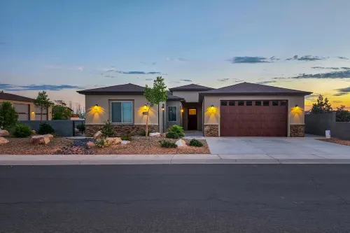 *Sept Only, 3Bed/3.5 Bath* Adventure House+Hot Tub+Yard+Garage+Sleeps 8