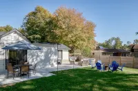 The Glenn; Mid-century home with hot tub, fire pit, bicycles & more