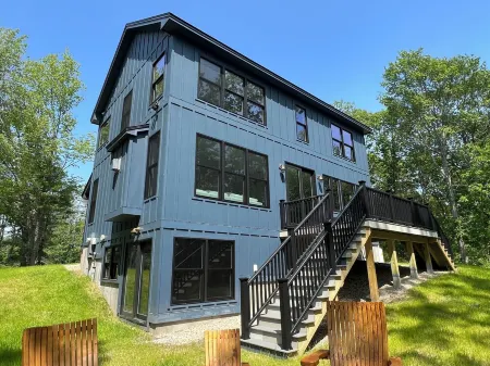 Beautifully built Cape Elizabeth home nestled in the woods on 2.5 acres Отели рядом с достопримечательностью «Заказник Робинсон Вудс»