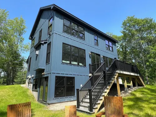 Beautifully built Cape Elizabeth home nestled in the woods on 2.5 acres Hotels in Cape Elizabeth