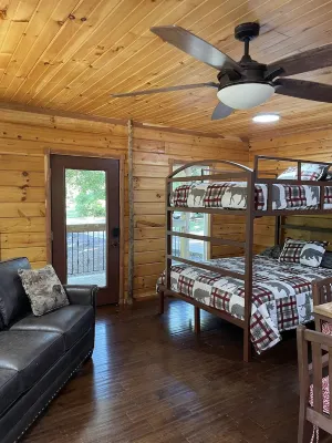Waterside Cabin Great Fishing, 4 Beds, 2 Kayaks Gated WI-FI Parking Washer Dryer