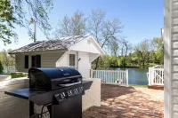 The River House, Pet Friendly with a Hot Tub 15 Minutes to many attractions!!
