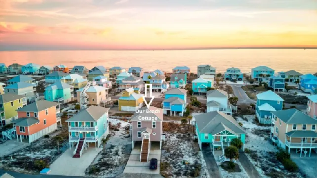 *Beach Cottage* ~4 min walk to beach! Peak-a-Boo Gulf Views!
