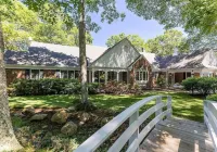 PRIVATE LARGE UPDATED HOME , MINUTES AWAY FROM WINERIES AND BEACHES