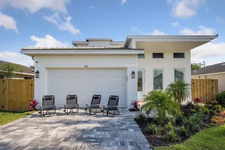 Luxe 2 Ensuites. Salt Pool/Spa. Close 2 Beach, Shops & Food. New! 4 King Beds!